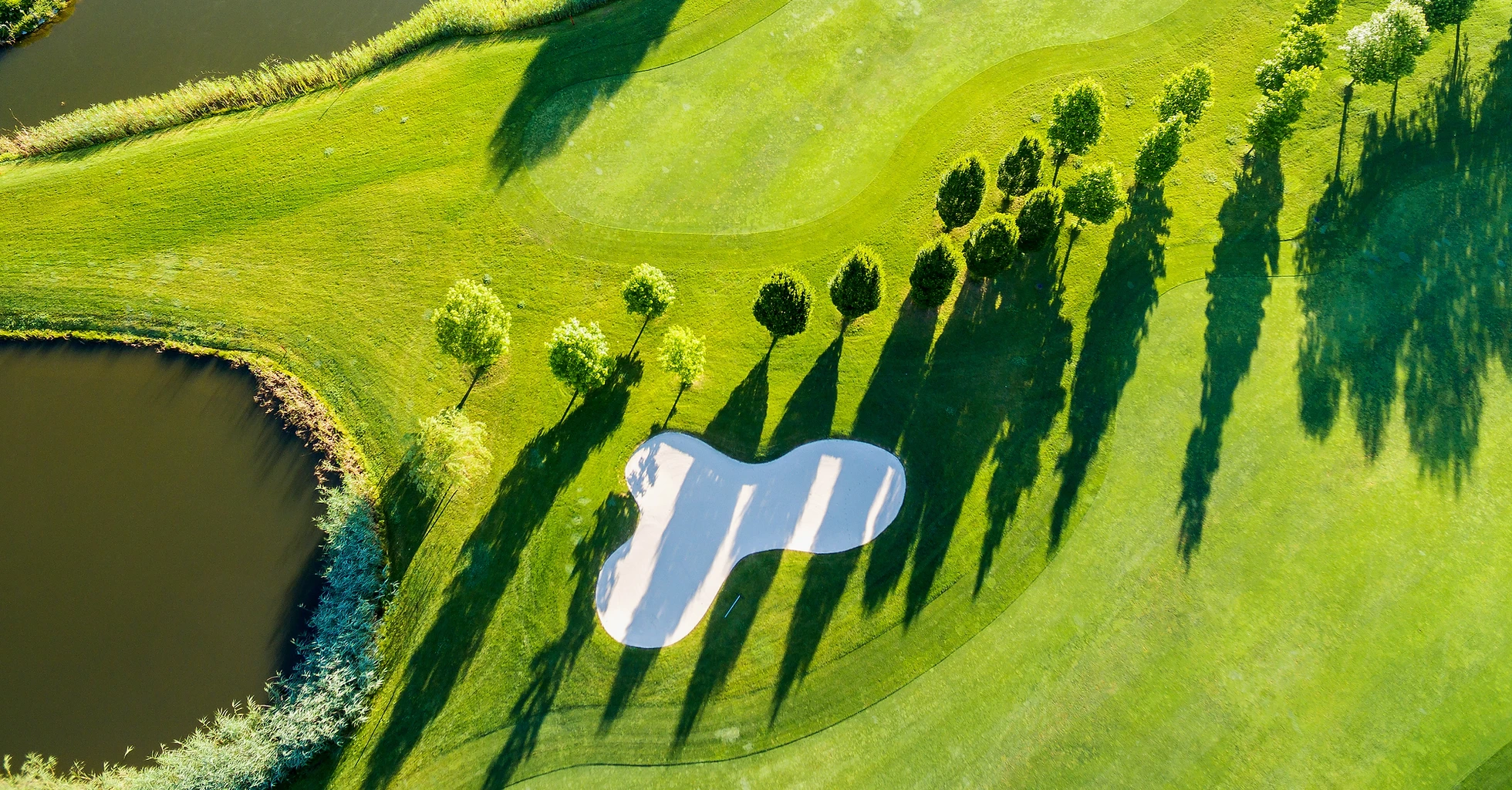 Flygfoto över golfbana. Bli en bättre golfspelare besök foremarket och uppdatera din golfbag. Sveriges största marknadsplats för golf